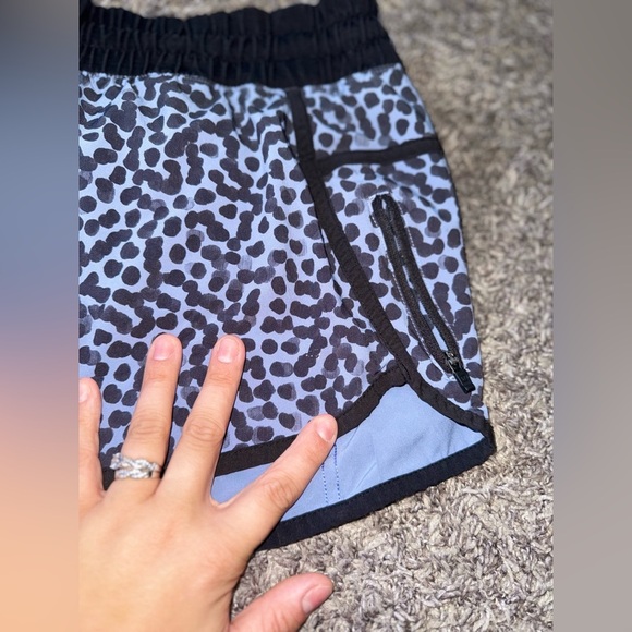 Women’s Lululemon Tracker Short in Ace Spot Tranquil Blue/Black Size 8 - Picture 7 of 15